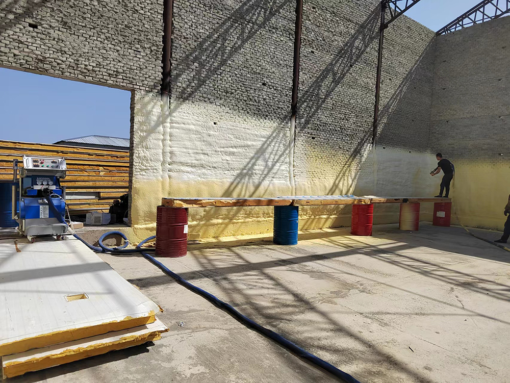 為啥大家都在用聚氨酯發泡機進行冷庫保溫?